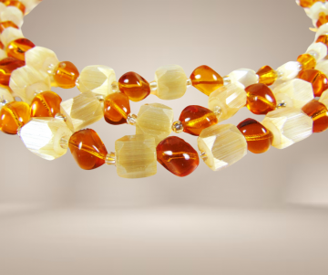 Vintage 3 strengs textuur melk faux amber kristallen ketting beige achtergrond