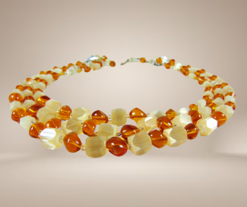 Vintage 3 strengs textuur melk faux amber kristallen ketting beige achtergrond 1