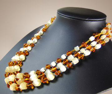 Vintage 3 strengs textuur melk faux amber kristallen ketting beige achtergrond 2