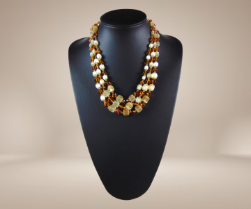 Vintage 3 strengs textuur melk faux amber kristallen ketting beige achtergrond 3