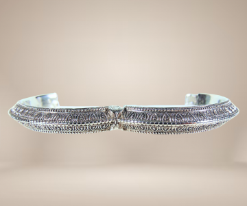Vintage 800 zilver gas rajastan kada armband beige achtergrond 2