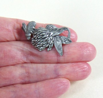 Vintage marjolein bastin tinnen bloem met bij broche 1