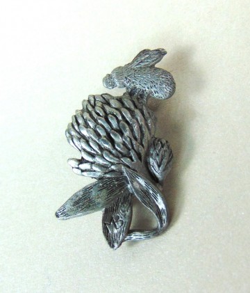 Vintage marjolein bastin tinnen bloem met bij broche 2