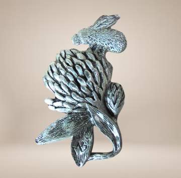 Vintage marjolein bastin tinnen bloem met bij broche beige achtergrond