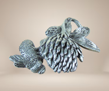 Vintage marjolein bastin tinnen bloem met bij broche beige achtergrond 2