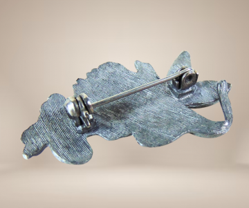 Vintage marjolein bastin tinnen bloem met bij broche beige achtergrond 3