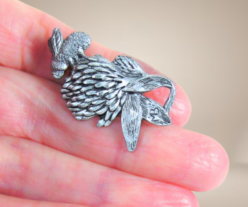 Vintage marjolein bastin tinnen bloem met bij broche beige achtergrond 4