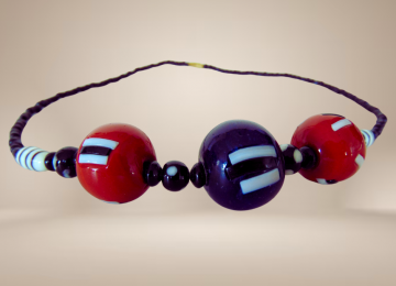 Vintage zwart rood blauwe grote streepjes glass kralen handgemaakt beige achtergrond 1