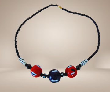 Vintage zwart rood blauwe grote streepjes glass kralen handgemaakt beige achtergrond 2