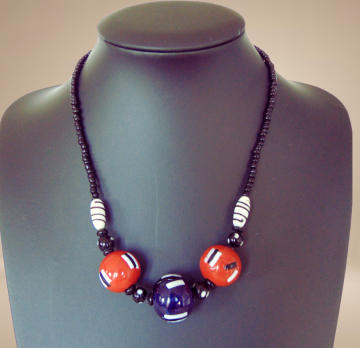 Vintage zwart rood blauwe grote streepjes glass kralen handgemaakt beige achtergrond 3