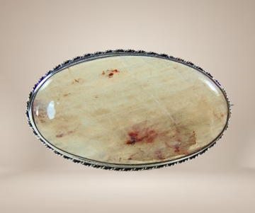 Vuur maansteen ovale zilveren broche beige achtergrond 1