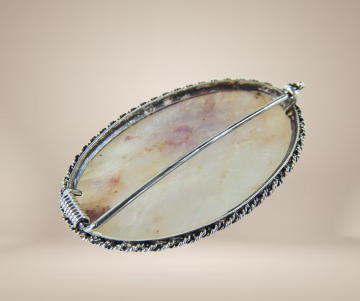 Vuur maansteen ovale zilveren broche beige achtergrond 2