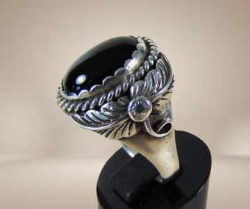W chee grote zilveren navajo native american ring met onyx bladeren beige achtergrond 5