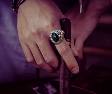 W chee grote zilveren navajo native american ring met onyx bladeren op hand