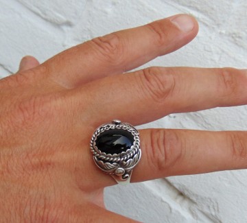 W chee navajo ring aan hand