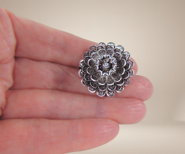 Zeeuwse knoop filigraan zilver 4 laags broche beige achtergrond