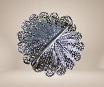 Zeeuwse knoop filigraan zilver 4 laags broche beige achtergrond 1