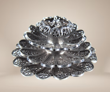 Zeeuwse knoop filigraan zilver 4 laags broche beige achtergrond 2
