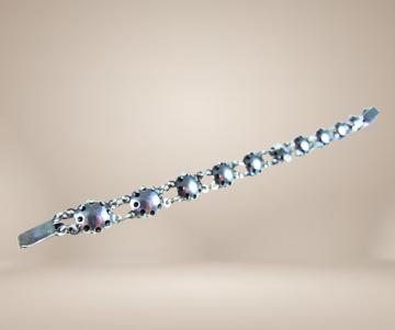 Zeeuwse knoop knop zilveren armband antiek beige achtergrond 1