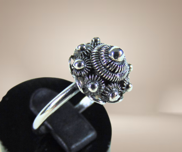 Zeeuwse knoop zilveren ring beige achtergrond