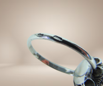 Zeeuwse knoop zilveren ring beige achtergrond 1