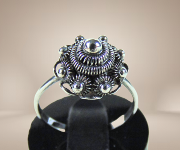 Zeeuwse knoop zilveren ring beige achtergrond 2