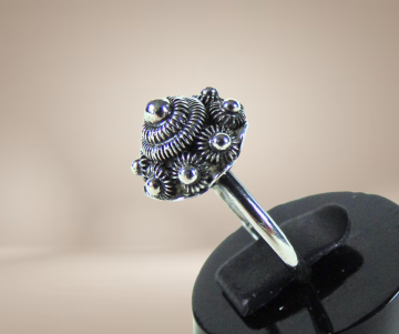 Zeeuwse knoop zilveren ring beige achtergrond 3