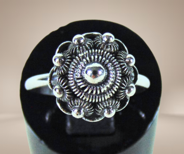 Zeeuwse knoop zilveren ring beige achtergrond 4