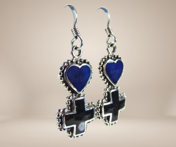 Zilver blauw en zwart hart en kruis oorbellen beige achtergrond 1