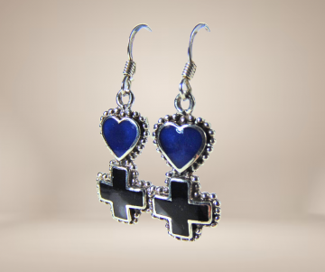 Zilver blauw en zwart hart en kruis oorbellen beige achtergrond 2