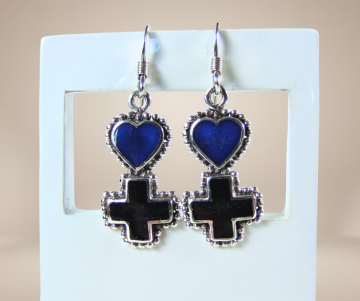 Zilver blauw en zwart hart en kruis oorbellen beige achtergrond 3