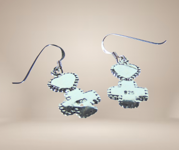 Zilver blauw en zwart hart en kruis oorbellen beige achtergrond 4