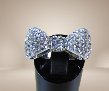 Zilver kleur strik bling ring strass beige achtergrond 1