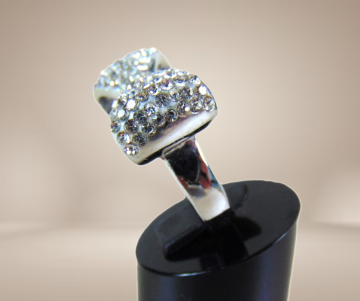 Zilver kleur strik bling ring strass beige achtergrond 2