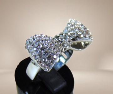 Zilver kleur strik bling ring strass beige achtergrond 3