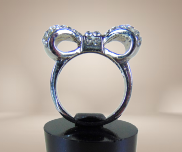 Zilver kleur strik bling ring strass beige achtergrond 4