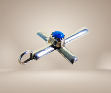 Zilver navajo kruis hanger denim lapis beige achtergrond 2