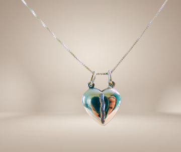 Zilveren 2 helften hart hanger ketting beige achtergrond