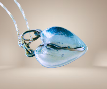 Zilveren 2 helften hart hanger ketting beige achtergrond 1