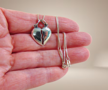 Zilveren 2 helften hart hanger ketting beige achtergrond 2