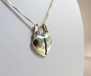 Zilveren 2 helften hart hanger ketting beige achtergrond 3