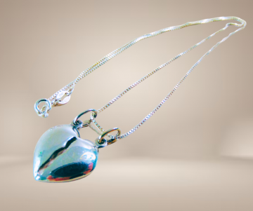 Zilveren 2 helften hart hanger ketting beige achtergrond 4