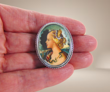 Zilveren 800 antieke ovale broche hanger handbeschilderd vrouw slang fantasy beige achtergrond
