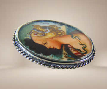 Zilveren 800 antieke ovale broche hanger handbeschilderd vrouw slang fantasy beige achtergrond 3