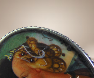 Zilveren 800 antieke ovale broche hanger handbeschilderd vrouw slang fantasy beige achtergrond 5