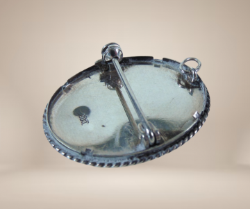 Zilveren 800 antieke ovale broche hanger handbeschilderd vrouw slang portret beige achtergrond  3