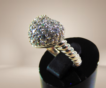 Zilveren 925 bolle hart ring pave zirkonia ribbel band beige achtergrond