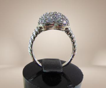 Zilveren 925 bolle hart ring pave zirkonia ribbel band beige achtergrond 1