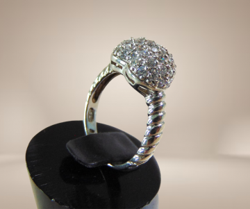 Zilveren 925 bolle hart ring pave zirkonia ribbel band beige achtergrond 2