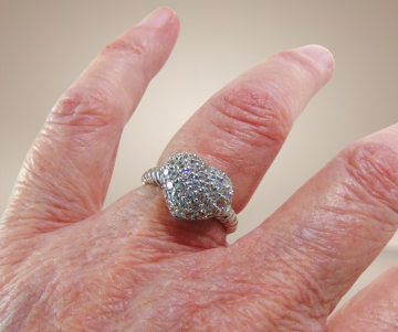 Zilveren 925 bolle hart ring pave zirkonia ribbel band beige achtergrond 3